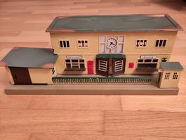 Märklin Spur 0-Konvolut (Bahnhof, Lokomotive, Wagen, Gleise)