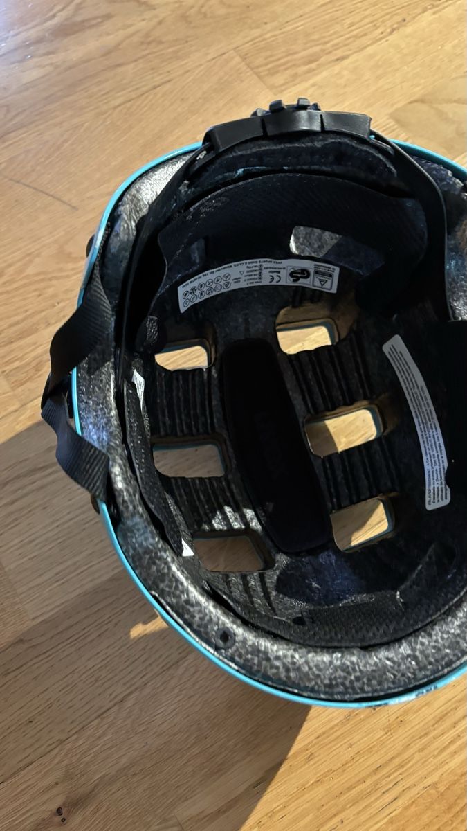Uvex Caschi: Uvex Velohelm Gr. 55-58 – Usato da Wetzikon ZH venduto da pinkilady44 1