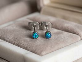 Titanium-Ohrstecker mit Opal / 3 mm