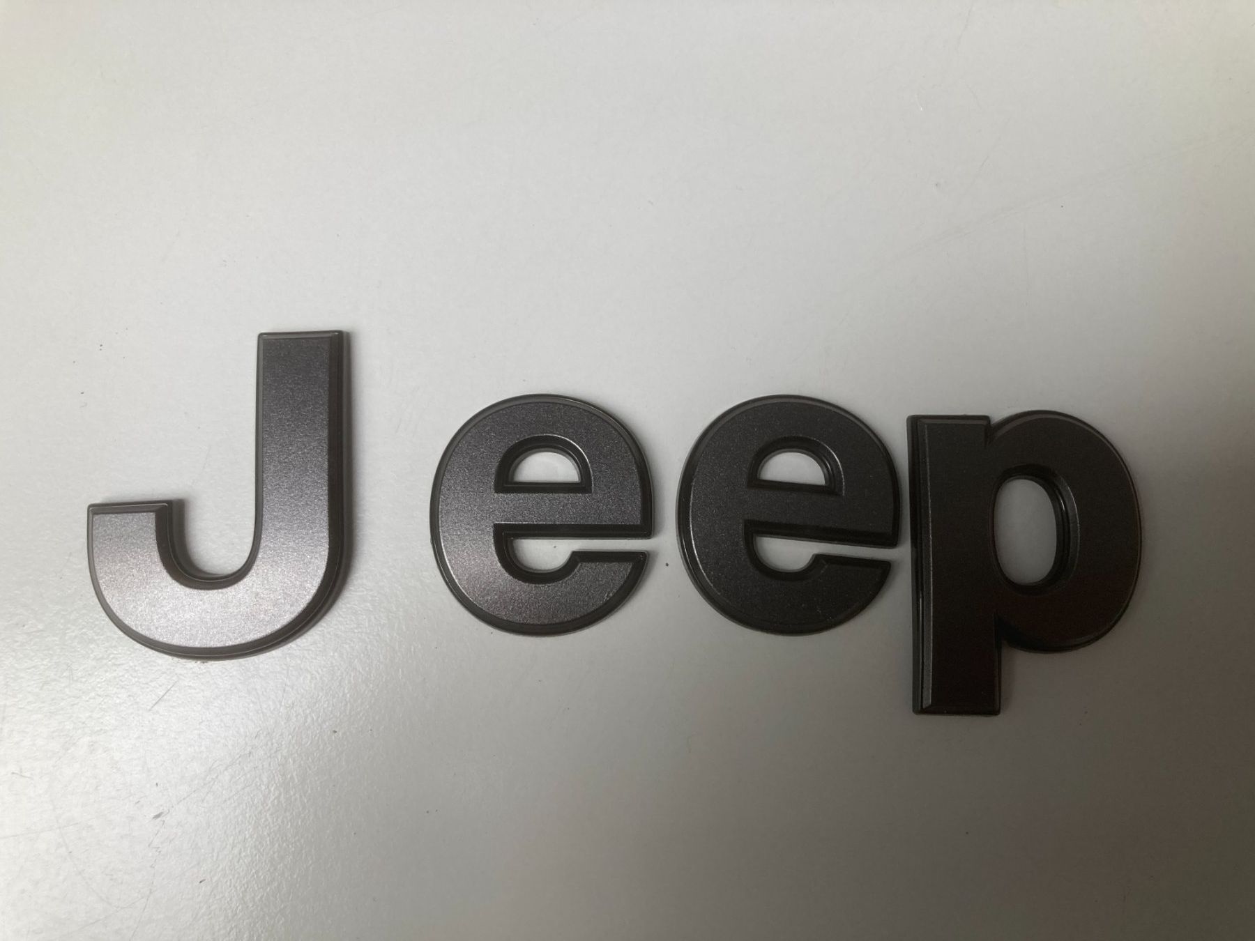 Jeep Tutti pezzi di ricambio auto: Jeep Schriftzug Emblem Teile Buchstaben – Usato da Cham venduto da Cham6332