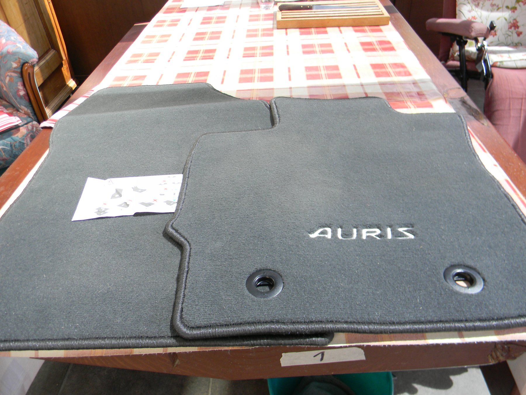 Toyota Tappeti & Tappetini: 4 tapis sol Toyota break Auris – Nuovo e nell'imballaggio originale da Bournens venduto da monique048