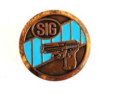 Pin SIG mit Pistolenmotiv