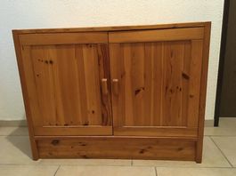 Holzkommode aus Kiefer mit Tablar