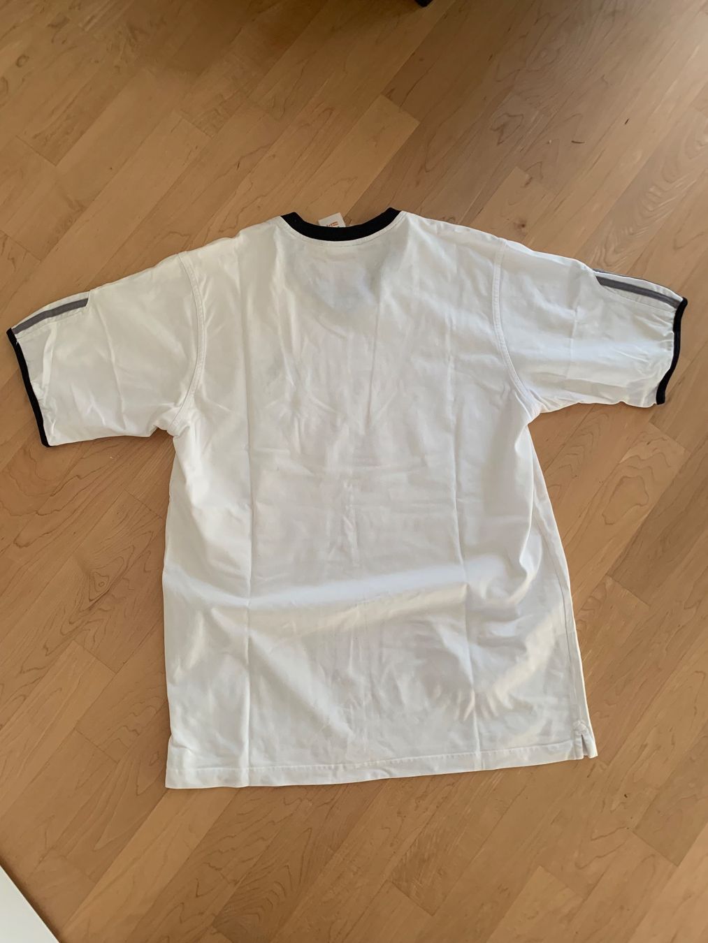 Adidas T-shirt: Adidas T-Shirt – Usato da Ennetbaden venduto da usemiste 1