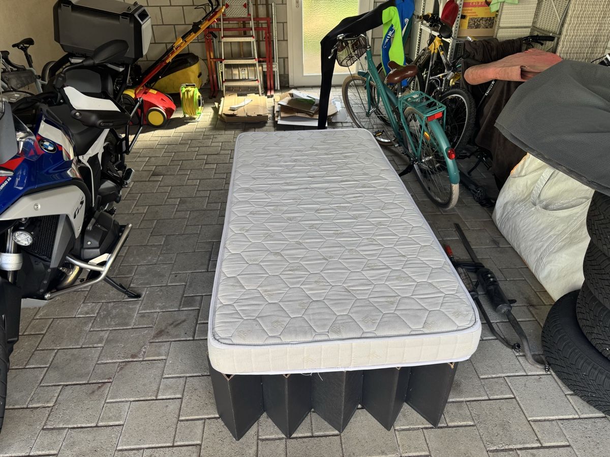 Betten: Kartonbett mit Matratze – Gebraucht aus Oberbipp von 2.0_Verkauf 3