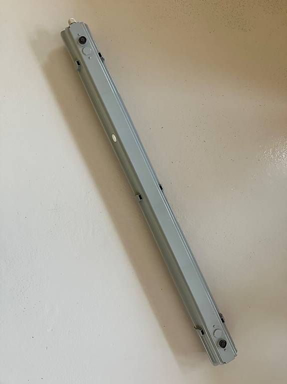 Lampade: FL Leuchte 1x36Watt – Usato da Mont Tramelan venduto da Oktober1958 1