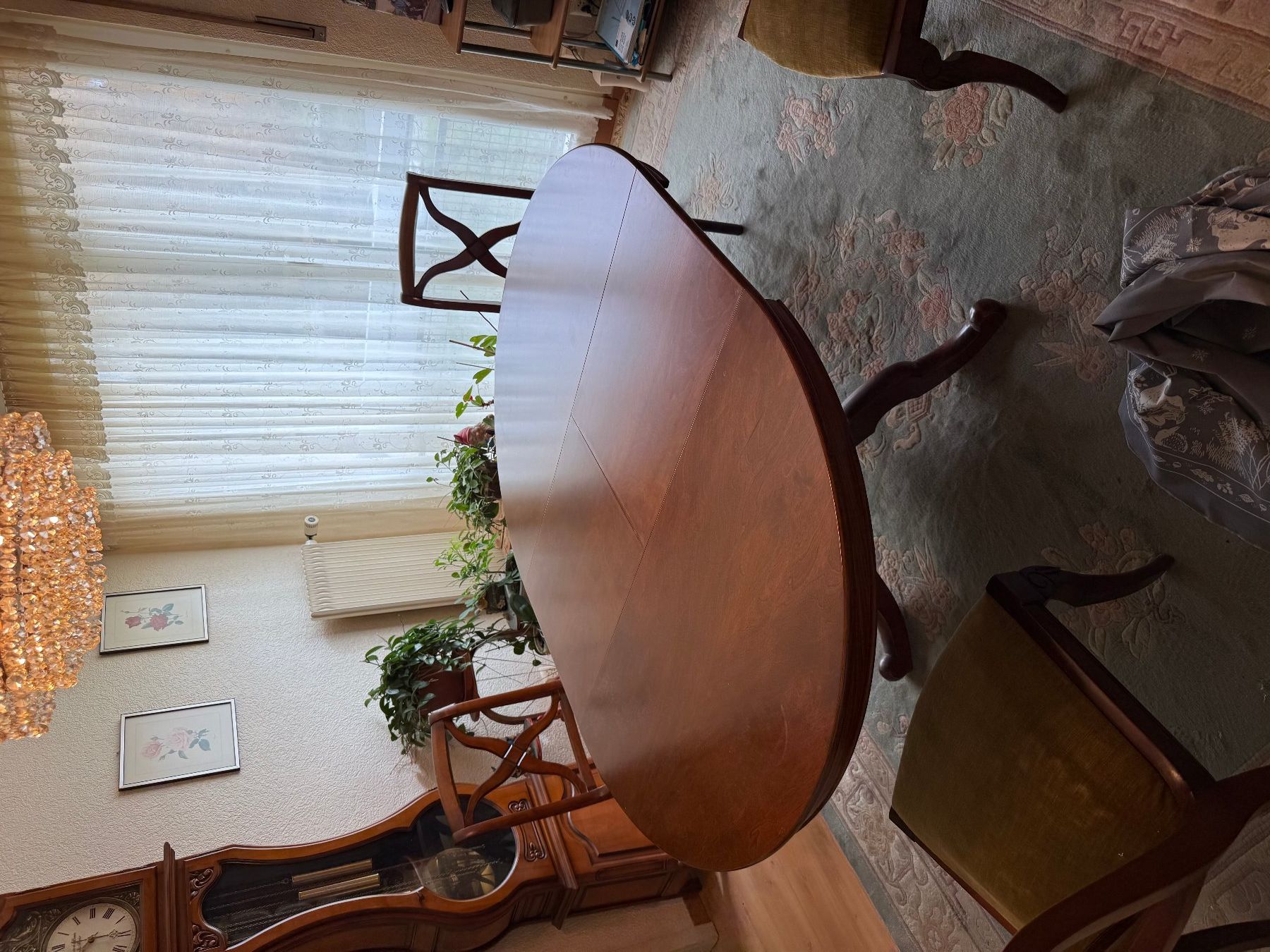 Set di tavolo e panche: Table ovale en bois massif et avec 4 chaises – Usato da Yverdon-les-Bains venduto da Lion56