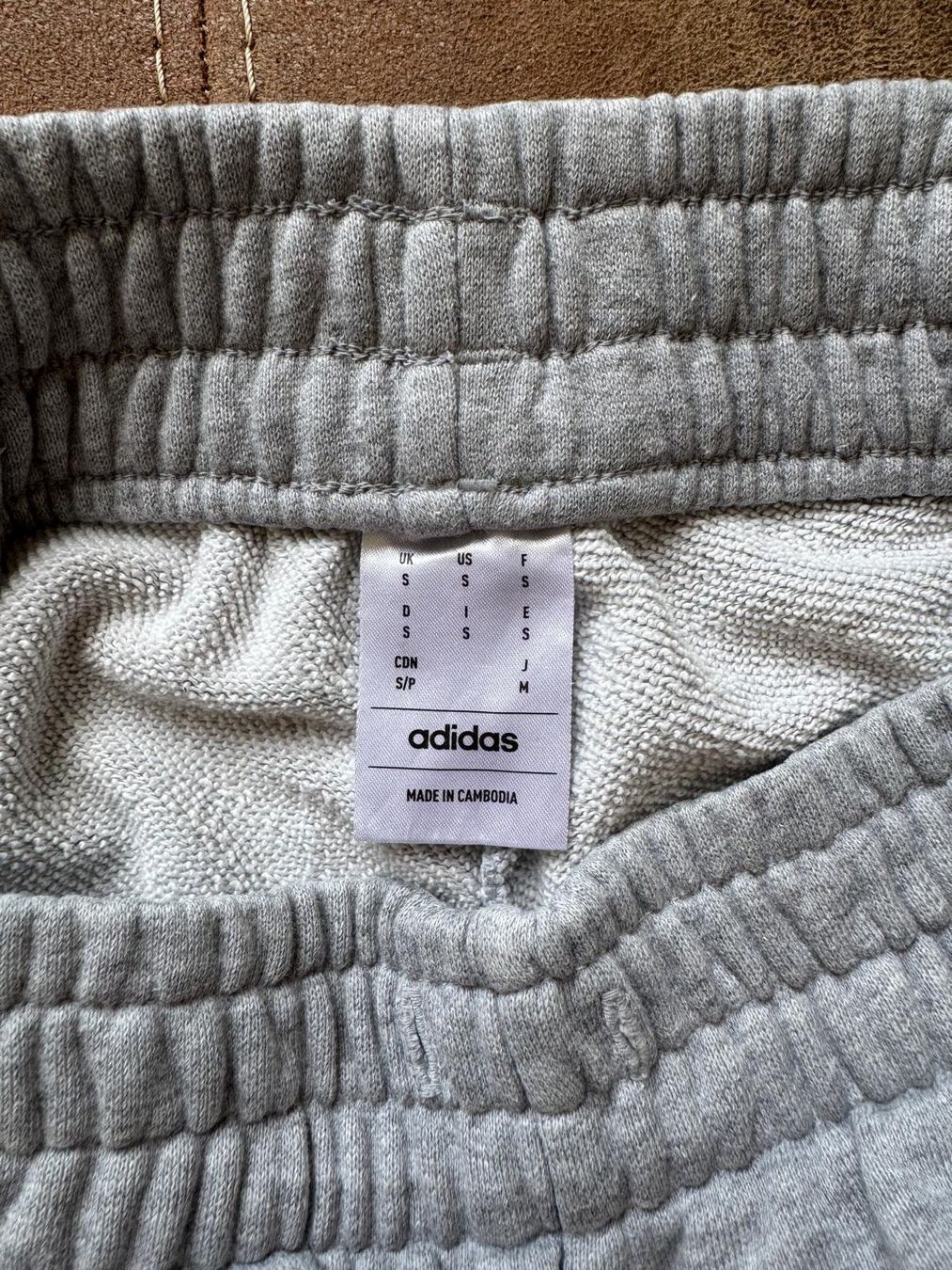 Adidas Pantaloni: Adidas Hose grau kurz – Usato da Bern venduto da Rkw_8 2