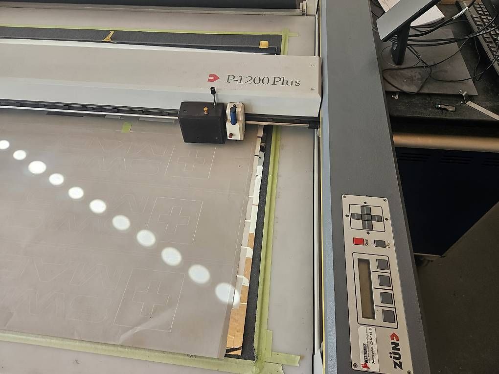 Imprimantes: Zünd Flachbett Plotter Schneidplotter P1200 plus – D'occasion à Einsiedeln par RomanB.
