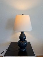 Safavieh New York Tischlampe – Dunkelblau mit Stoffschirm
