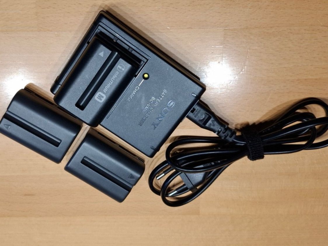 Sony Fotocamera: Sony Alpha 200 Digitalkammera mit zubehör – Usato da Ebikon venduto da Dubi1 1