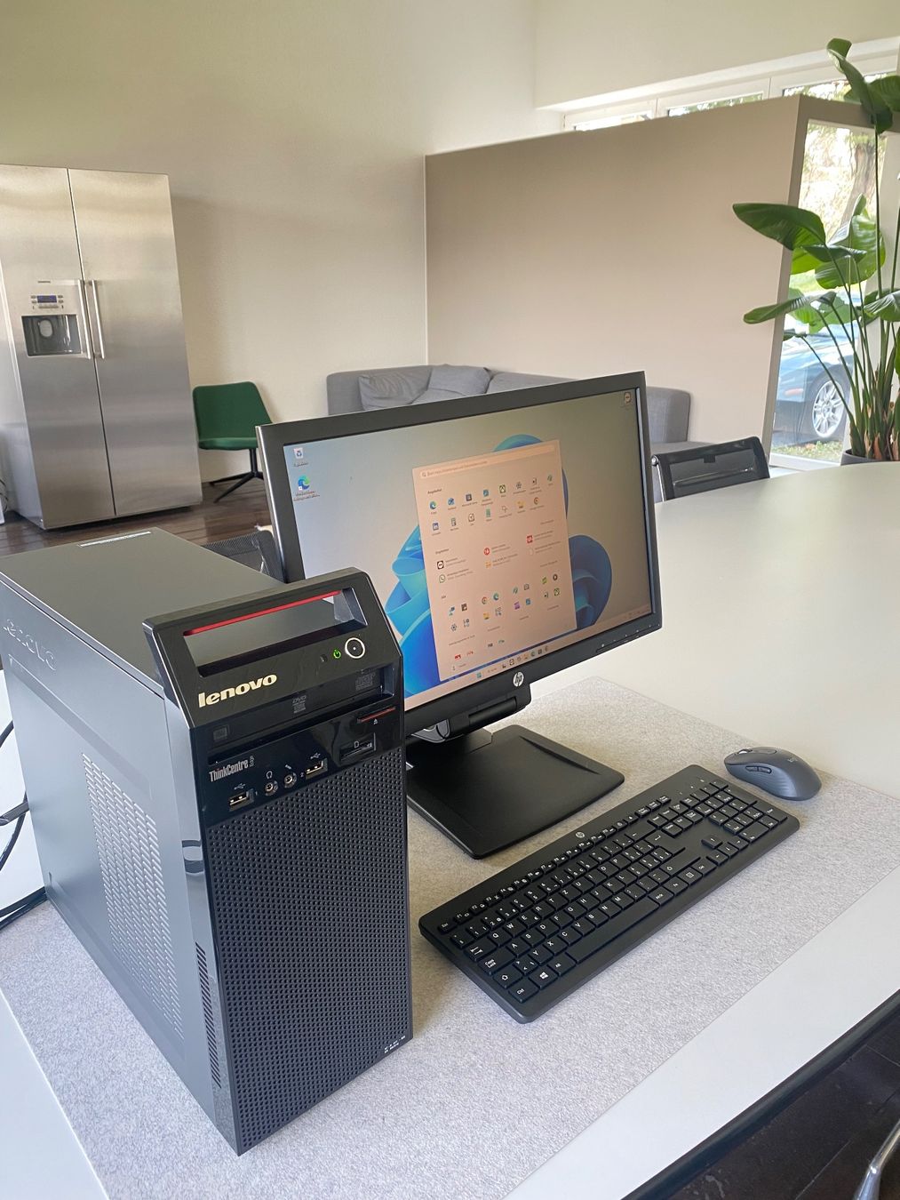 Lenovo PC: Lenovo PC mit Bildschirm & Win 11 Pro – Usato da Herrliberg venduto da Julianopie