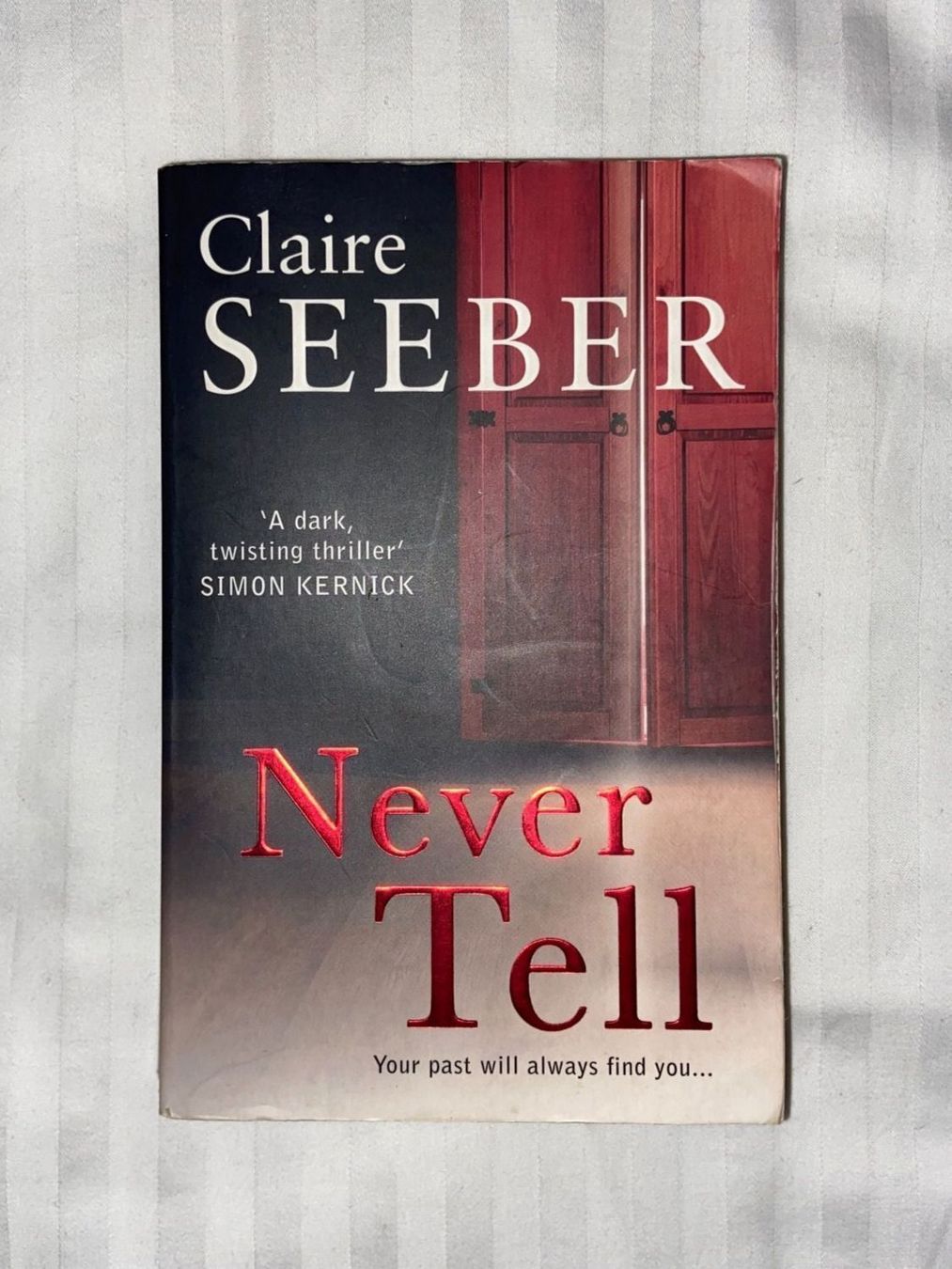 Libri: Never Tell - Claire Seeber – Usato da Zürich venduto da dedasiba
