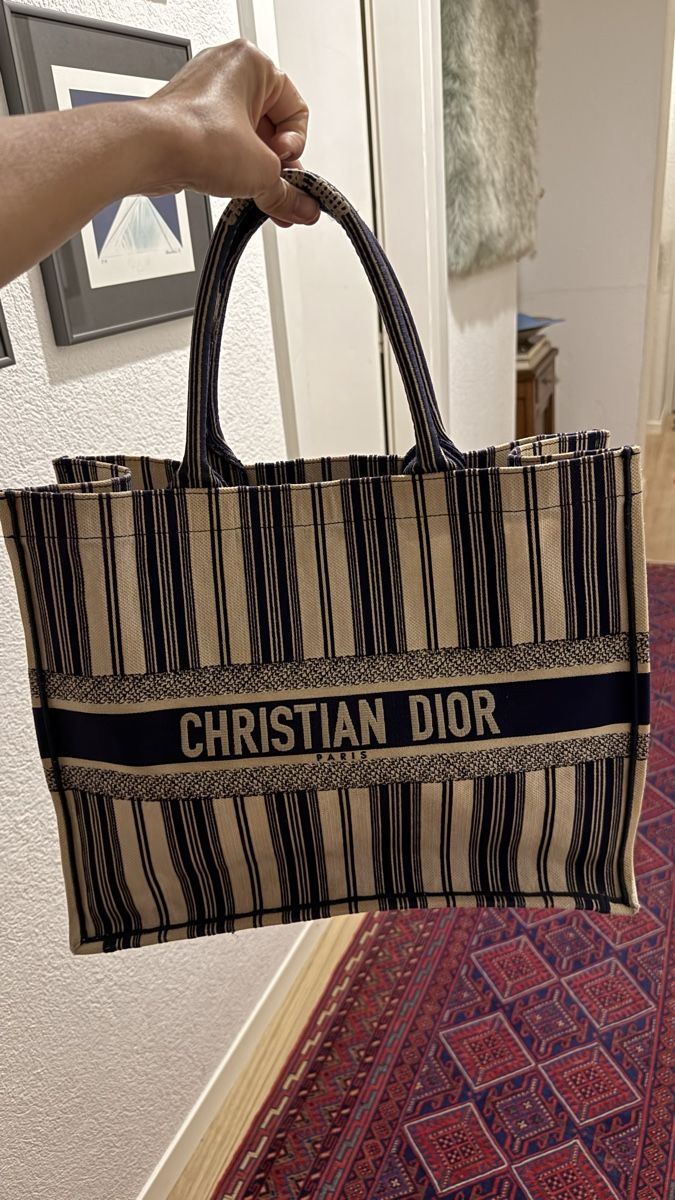 Dior Borse da donna: Christian Dior Book Tote Large – Usato da Neuchâtel venduto da ClosetSwap 1