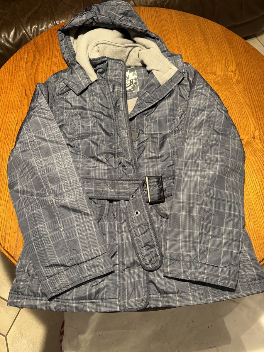 Jacken & Mäntel: Veste à capuche fille – Neu (gemäss Beschreibung) aus Montsevelier von ber_88db