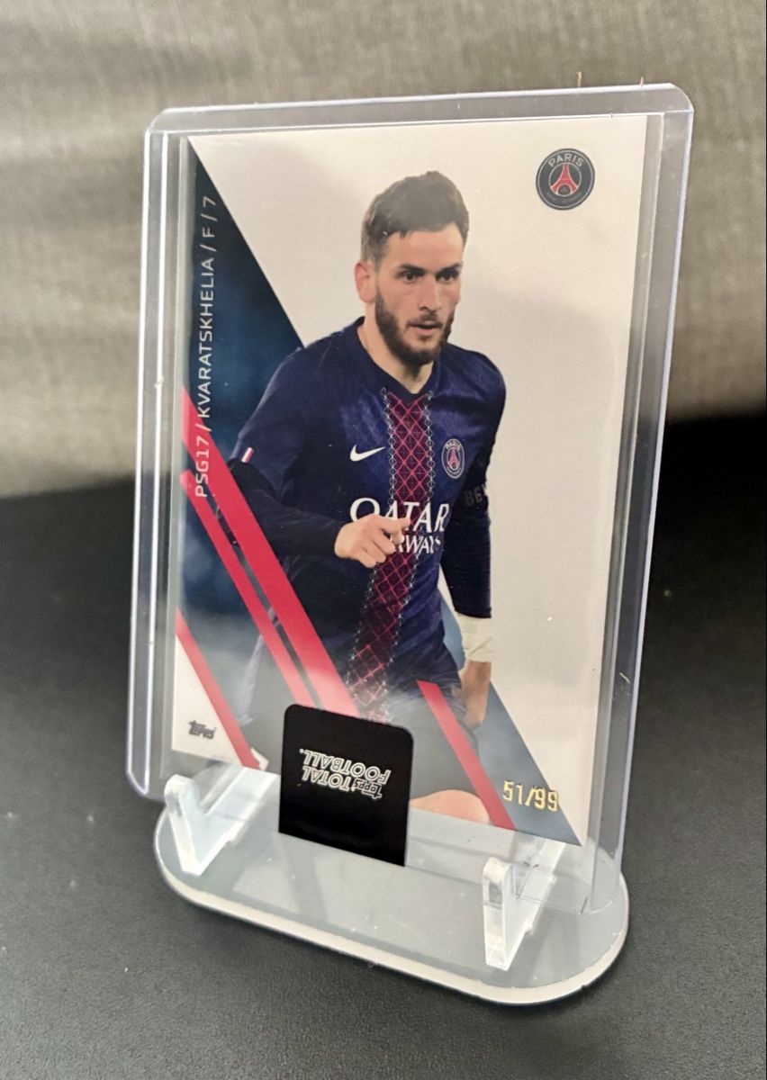 Topps Cartes à collectionner: Khvicha Kvaratskhelia PSG Base /99 – Neuf (Voir description) à Gland par UltraZebra1897