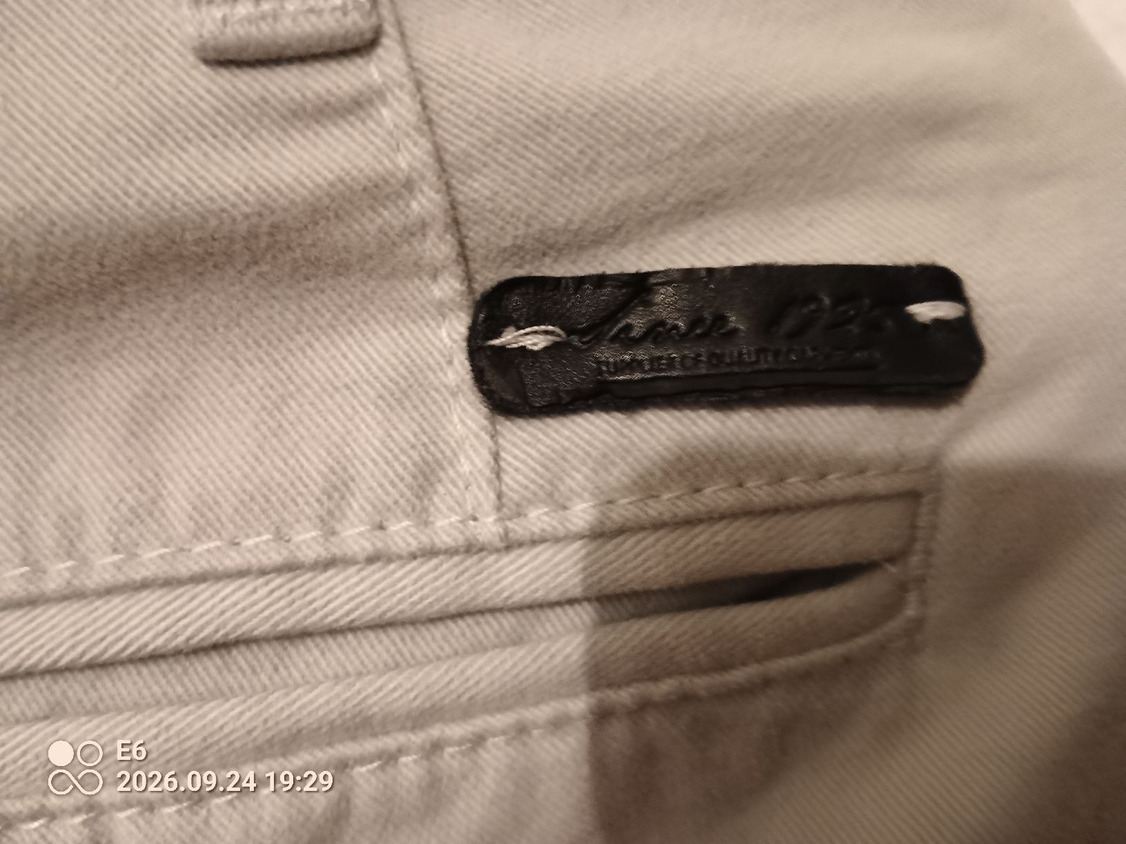 Pantalons: Hellbeige Hose – D'occasion à Zürich par Mitzi6 2