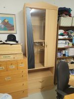 Vitrine Holzoptik mit Glastür und zwei Schubladen gebraucht