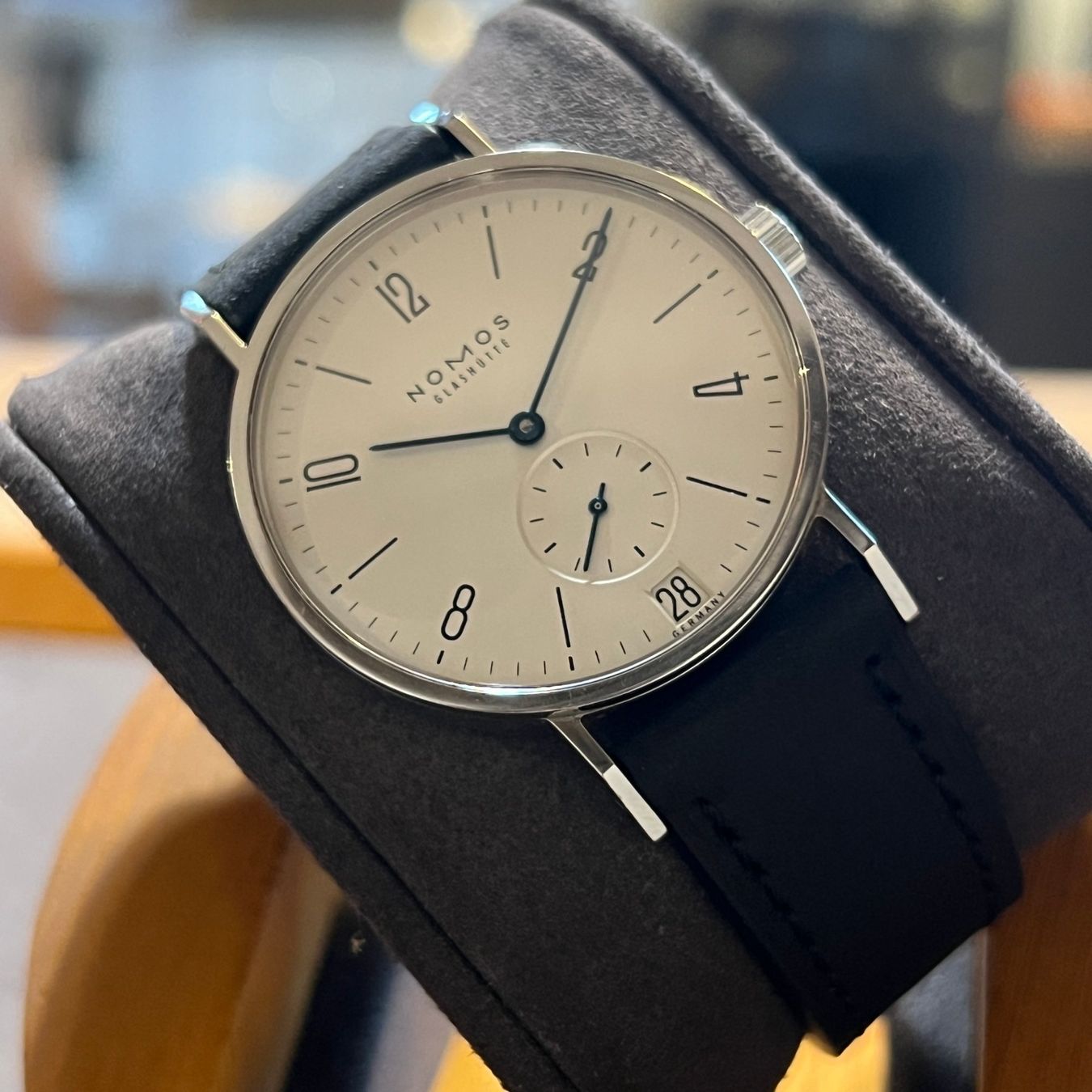 Nomos Orologi: Nomos Tangente Datum Mechanical Silver Dial – Usato da Carouge GE venduto da Watchaser 6