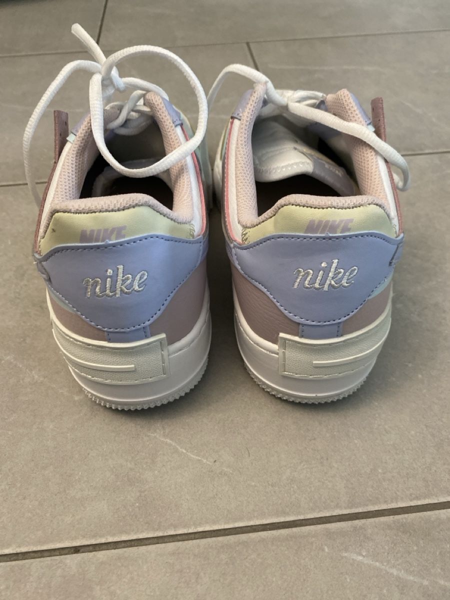 Nike Scarpe da donna: Nike Air Force One Damenschuhe farbig, Grösse 41 – Nuovo (secondo la descrizione) da Hünenberg See venduto da lar_9zjk 7