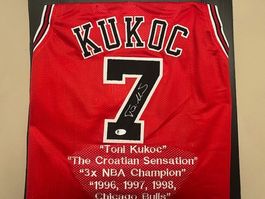 Maglia Toni Kukoc Chicago Bulls, autografata + COA