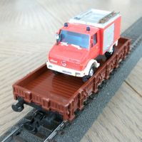 kurzer Rungenwagen der SBB mit Feuerwehrauto