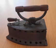 Altes Bügeleisen mit Holzgriff antik