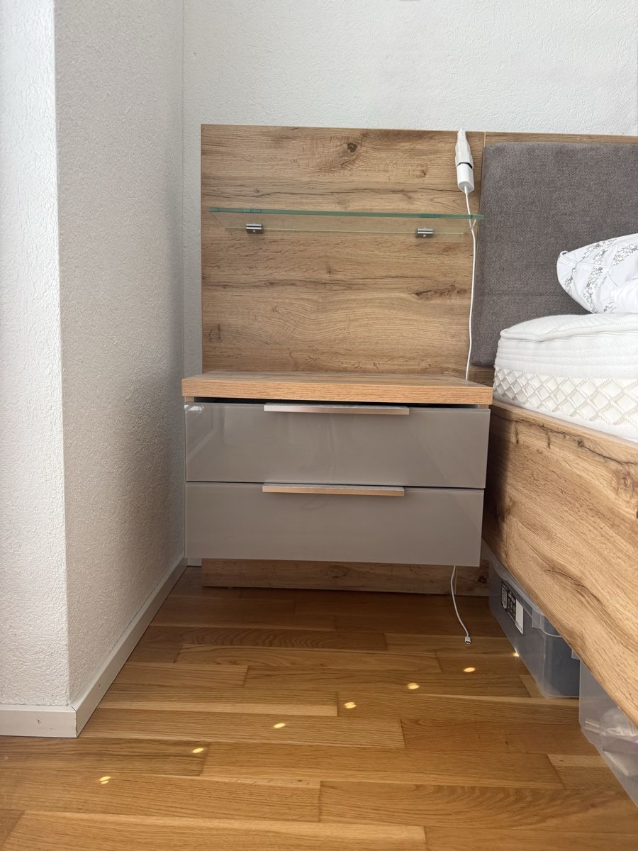 Lits: Bett mit zwei Nachttischen und Kopfteil Holz/grau – D'occasion à Weiach par DanielaCecillia 3