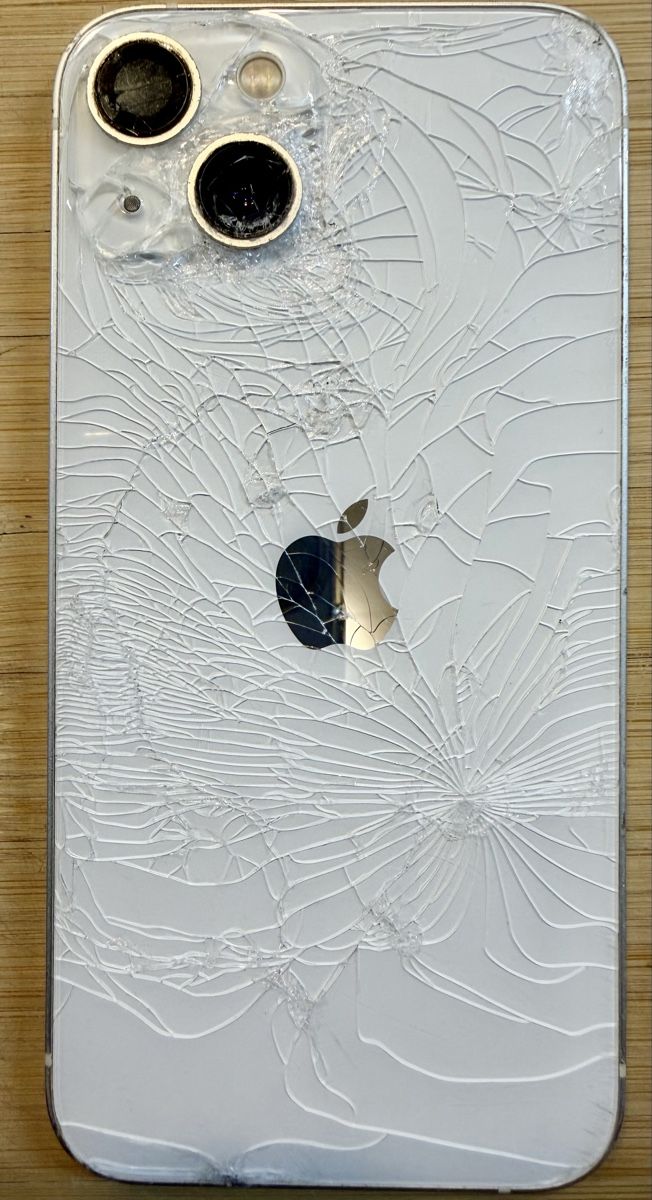 Apple Handys / Smartphones: Apple iPhone 13, Glas defekt – Defekt aus Reinach AG von sabaton63 1