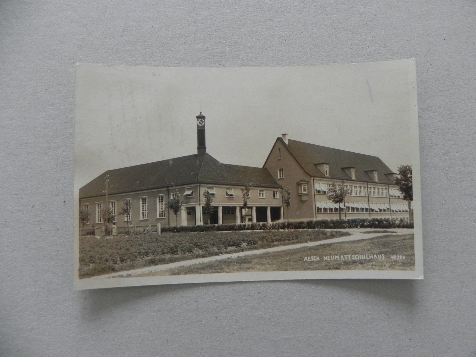 Cartoline postali: Ansichtskarte Aesch BL Schulhaus um 1930 – Usato da Siebnen venduto da krimsie