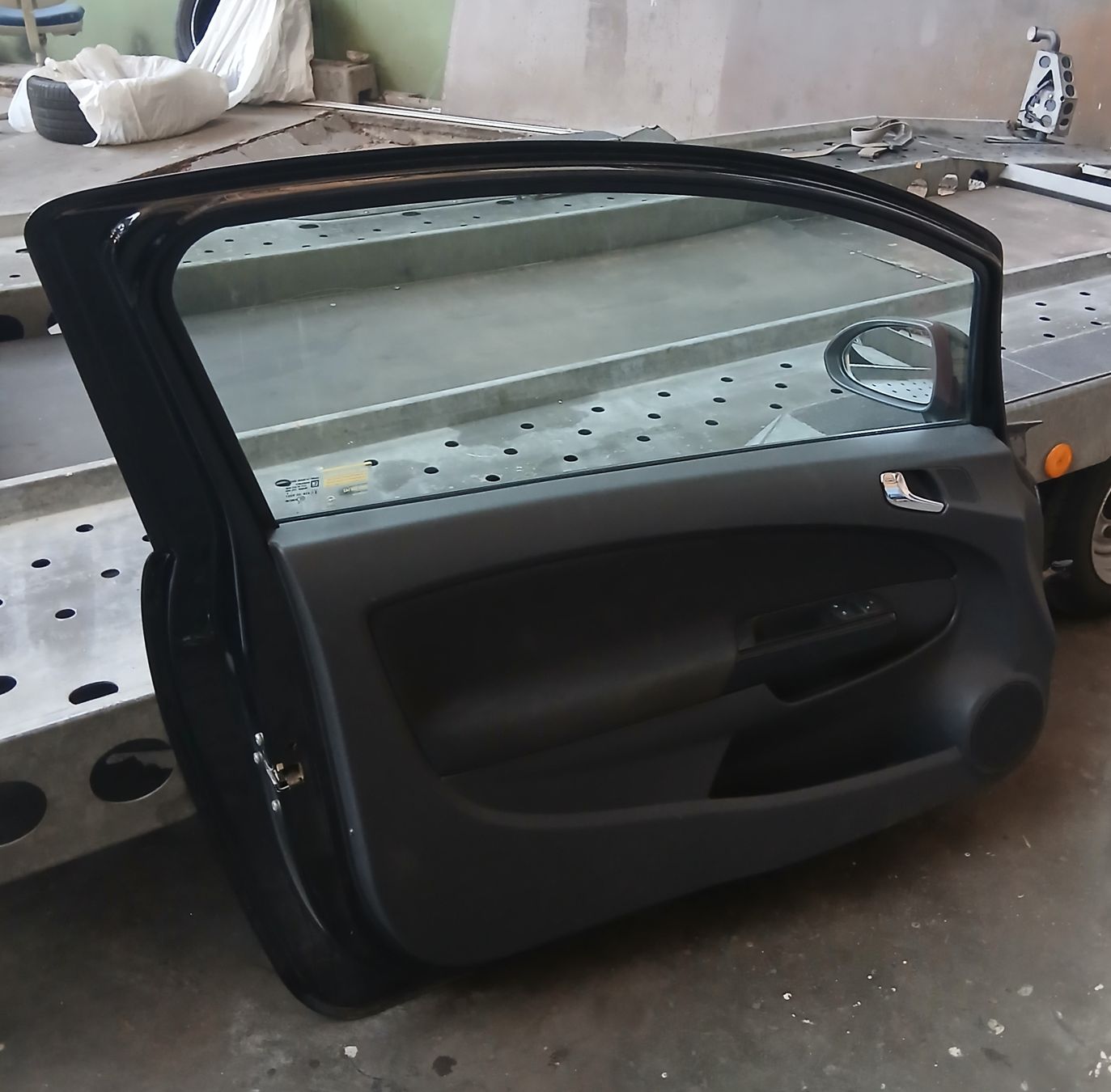 Opel Tutti pezzi di ricambio auto: Portière gauche Opel Corsa D – Usato da la heutte venduto da Auto-stock 1