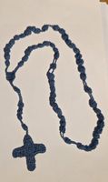 Rosenkranz mit Kreuz gehäkelt blau 