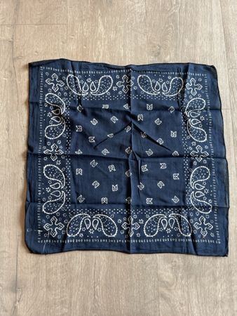 Bandana Tuch dunkelblau mit Paisley Muster quadratisch