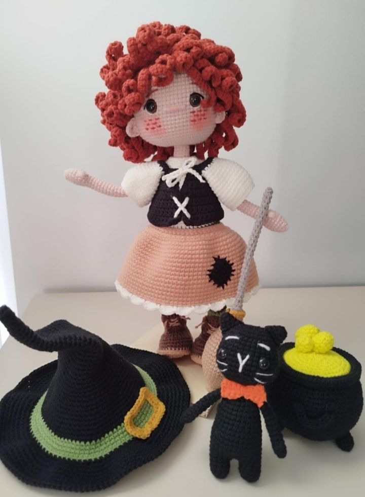 Bambole: Crocheted Witch Doll with Cat, Halloween – Nuovo e nell'imballaggio originale da Arnex-sur-Orbe venduto da can_97vn 3
