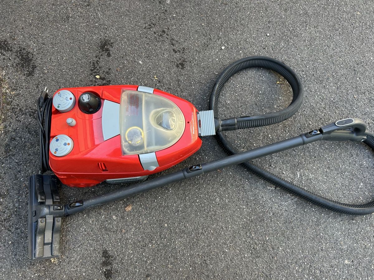 Fust Aspirapolveri & Accessori: Fust Staubsauger mit Wasserfilter und Bügeleisen – Usato da Zollikofen venduto da S.B.R