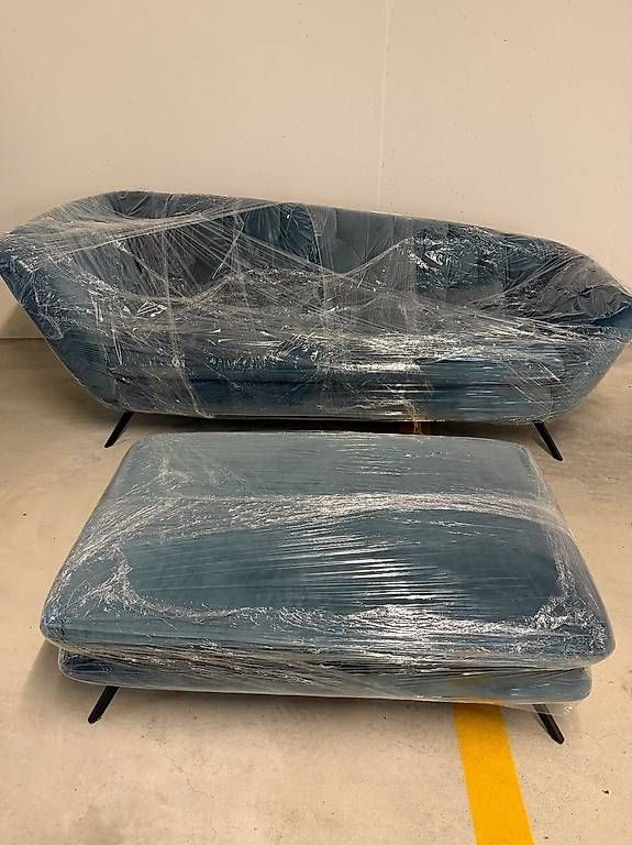 Sofas: Sofa mit Hocker Velvet wenig gebraucht – D'occasion à walchwil par Favre 1