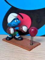Boxer-Schlumpf mit Punching-Ball