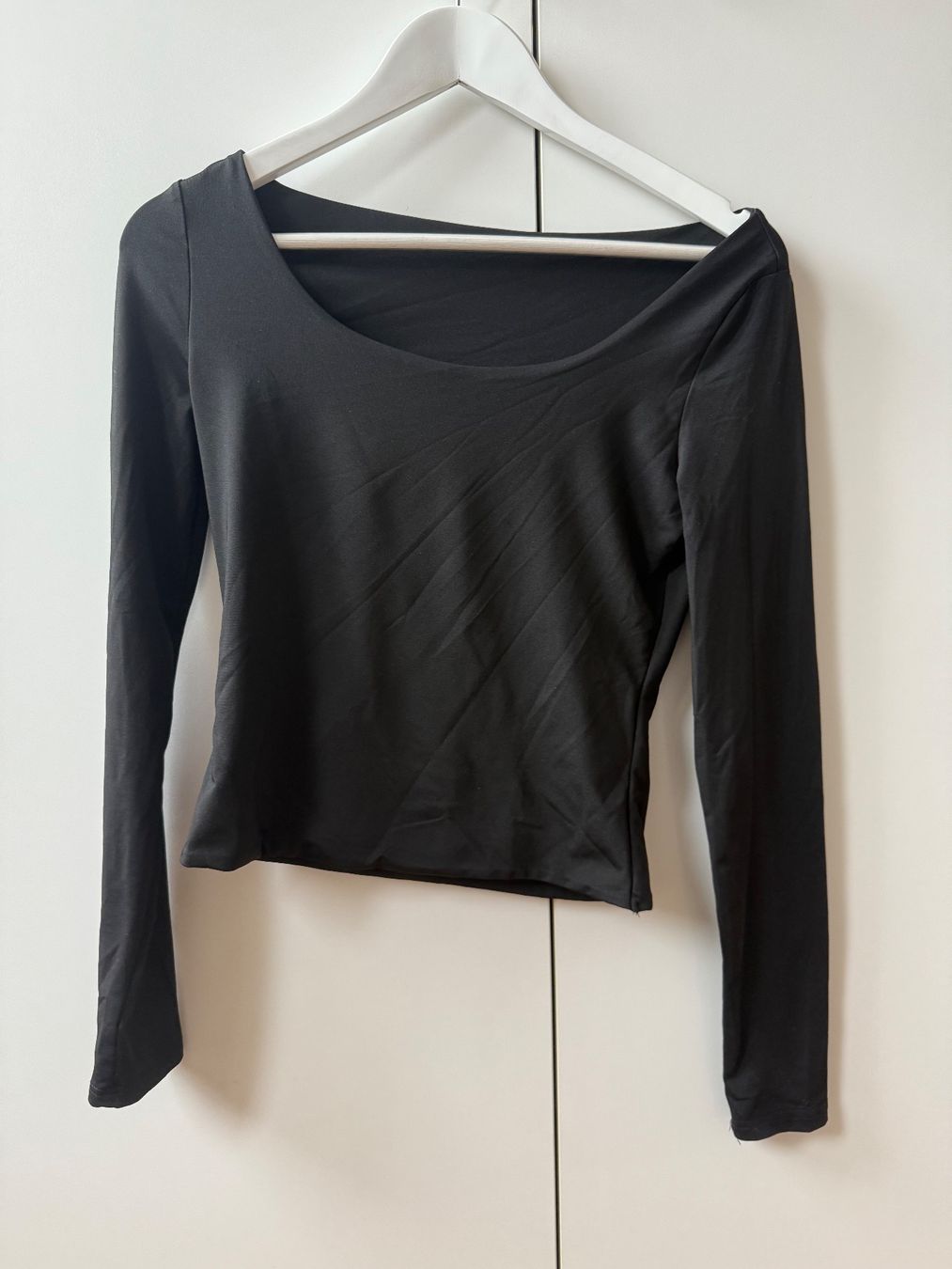 Top: Schwarzes Oberteil mit bequemen Stoff – Nuovo (secondo la descrizione) da Goldach venduto da jil_vnd8
