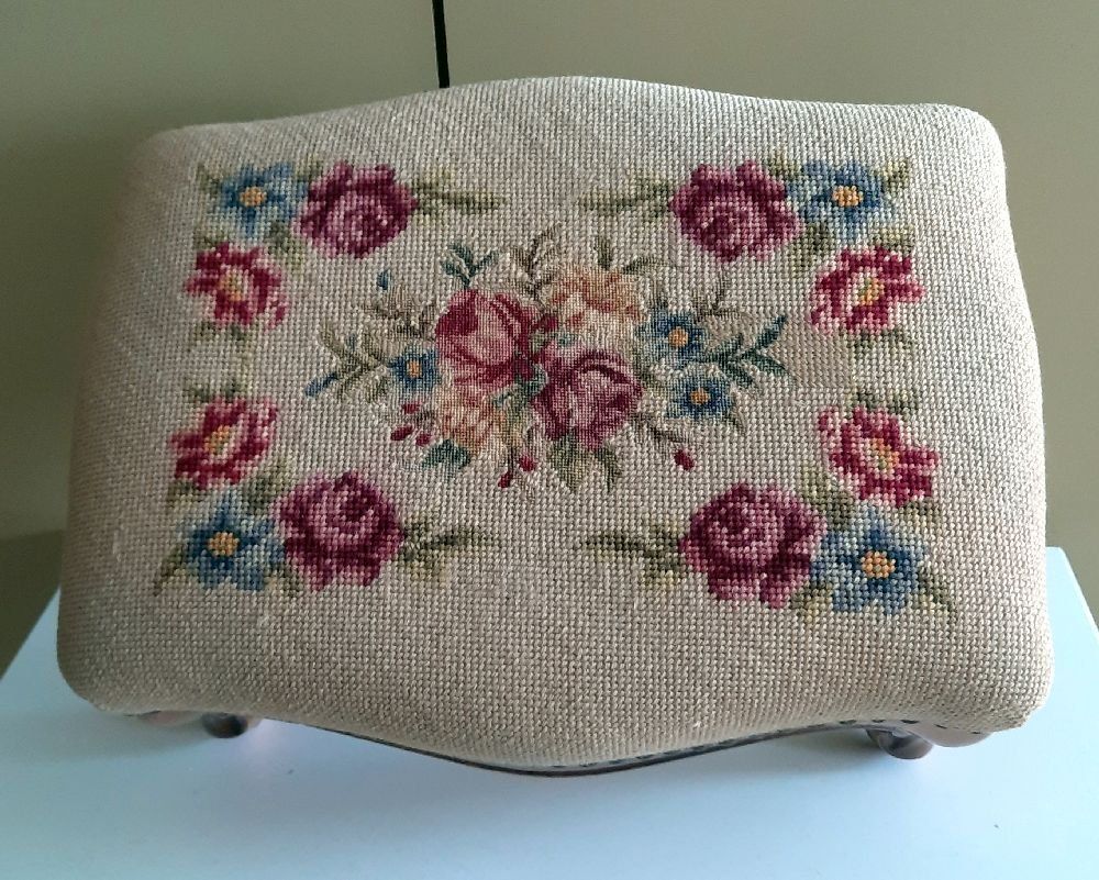 Sgabelli: Handgestickter Fussschemel / Hocker mit Rosenmuster – Usato da Eschenbach venduto da Alicekunst 1