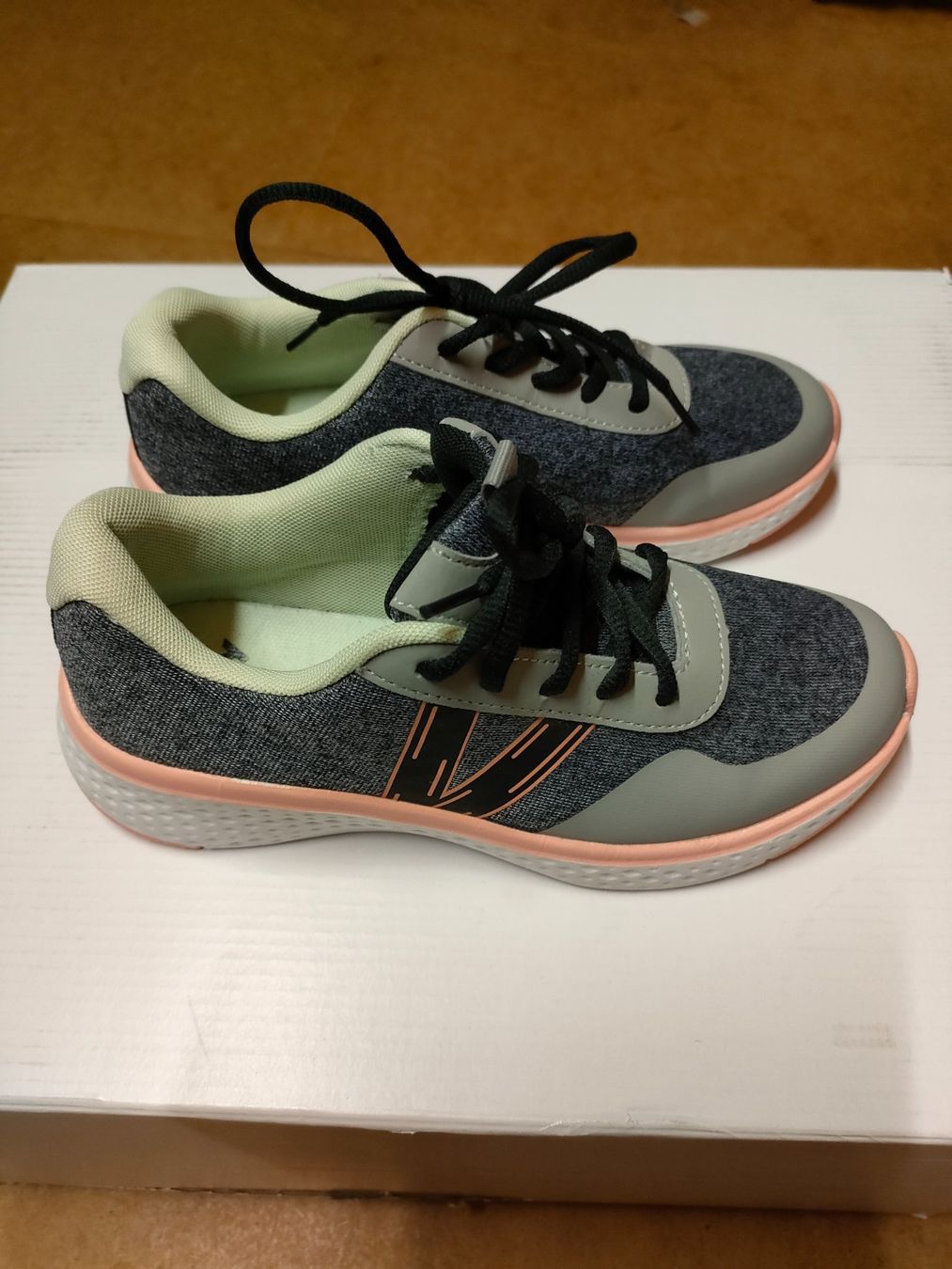 Scarpe da donna: Turnschuhe Gr.36 NEU! – Usato da Adelboden venduto da Lammhult 1