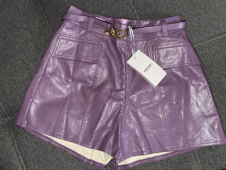 Kurze Hose Kunstleder Lila Grösse M neu mit Etikett