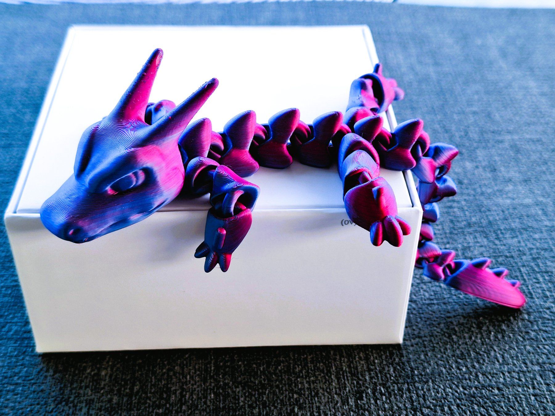 Statuette: 3D Drache schillernd mit Kettenglieder – Nuovo e nell'imballaggio originale da Dietlikon venduto da Pgm16