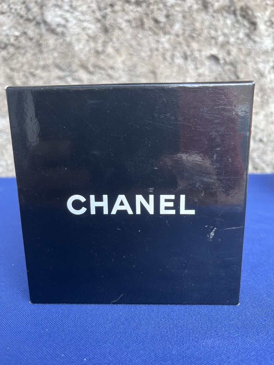 Chanel Spille & Fermagli: Chanel Brosche Kamelie grau mit Originalbox gebraucht – Usato da Brienz BE venduto da hey_z9vg 3
