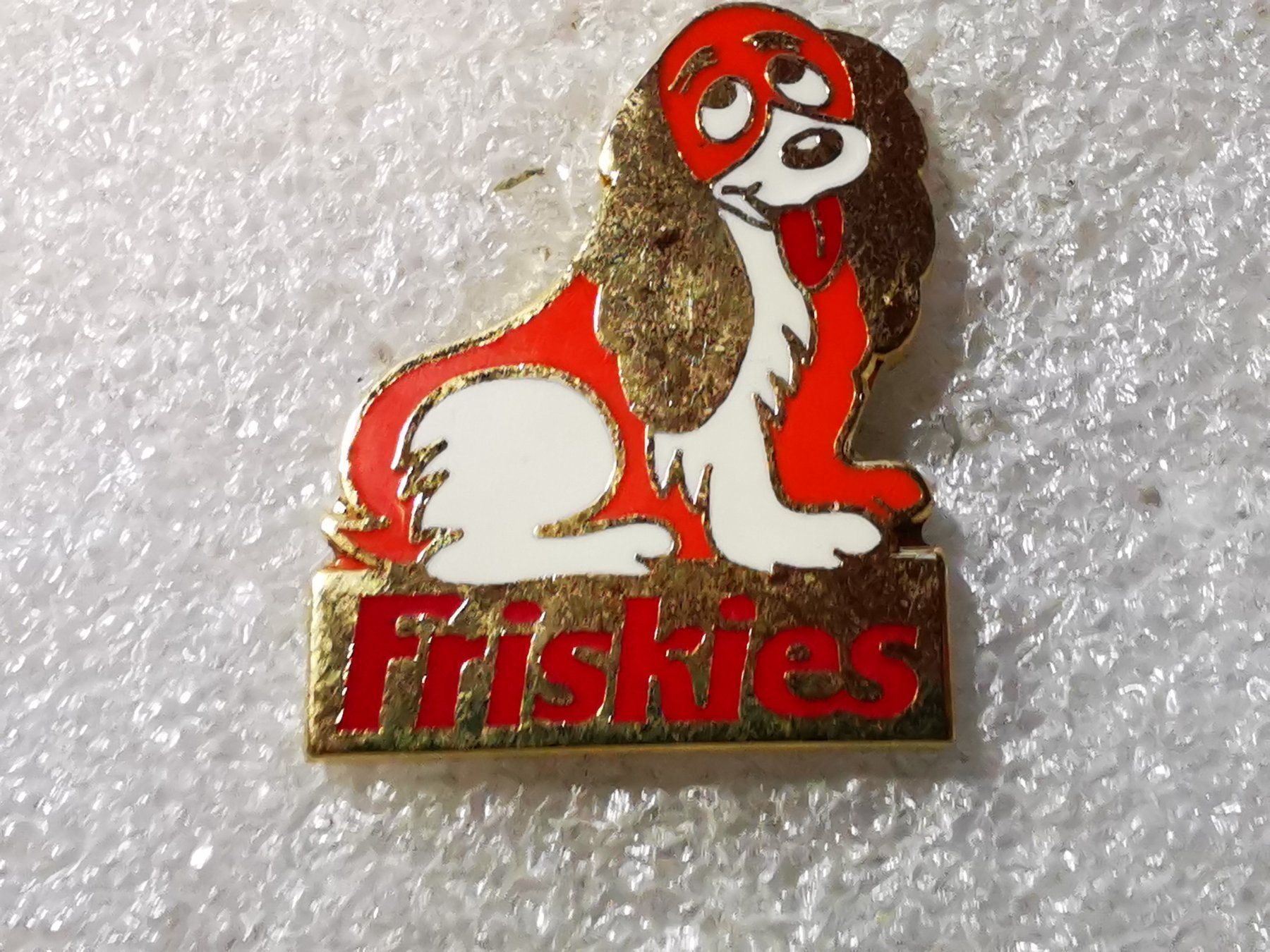 Plaketten & Abzeichen: Ansteckpin 51: Friskies – Gebraucht aus Oppligen von Pin-Fall-Shop