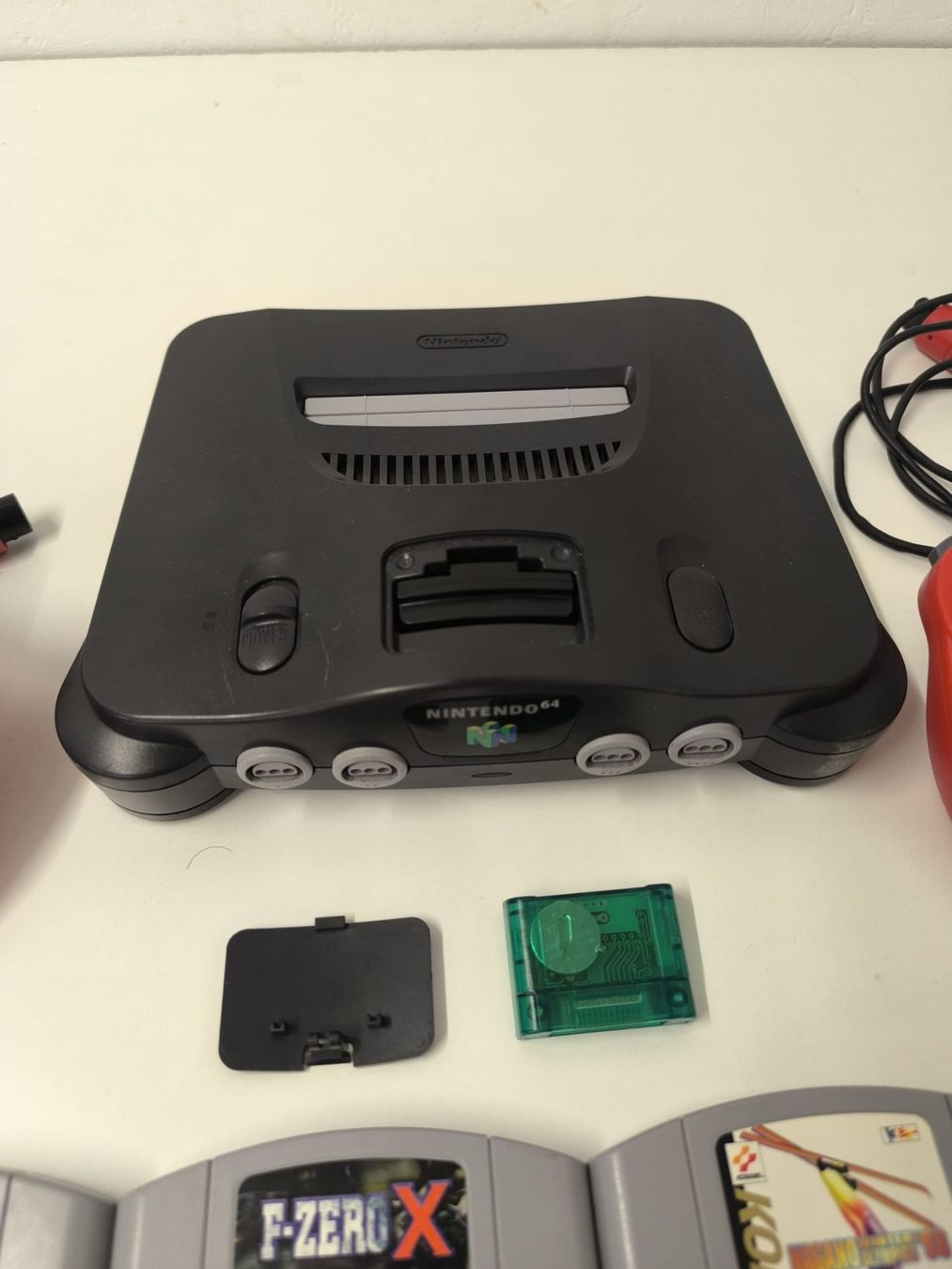 Nintendo Console: Nintendo 64 PAL testéé avec 2 manettes et Jeux – Usato da Conthey venduto da costafrederico 1