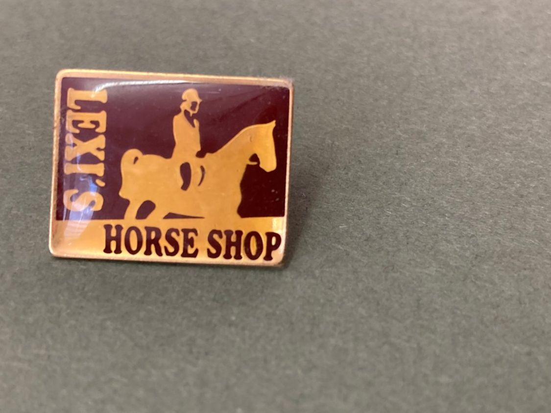 Plaketten & Abzeichen: Pin Lexi's Horse Shop – Gebraucht aus Richterswil von Nathan_adler