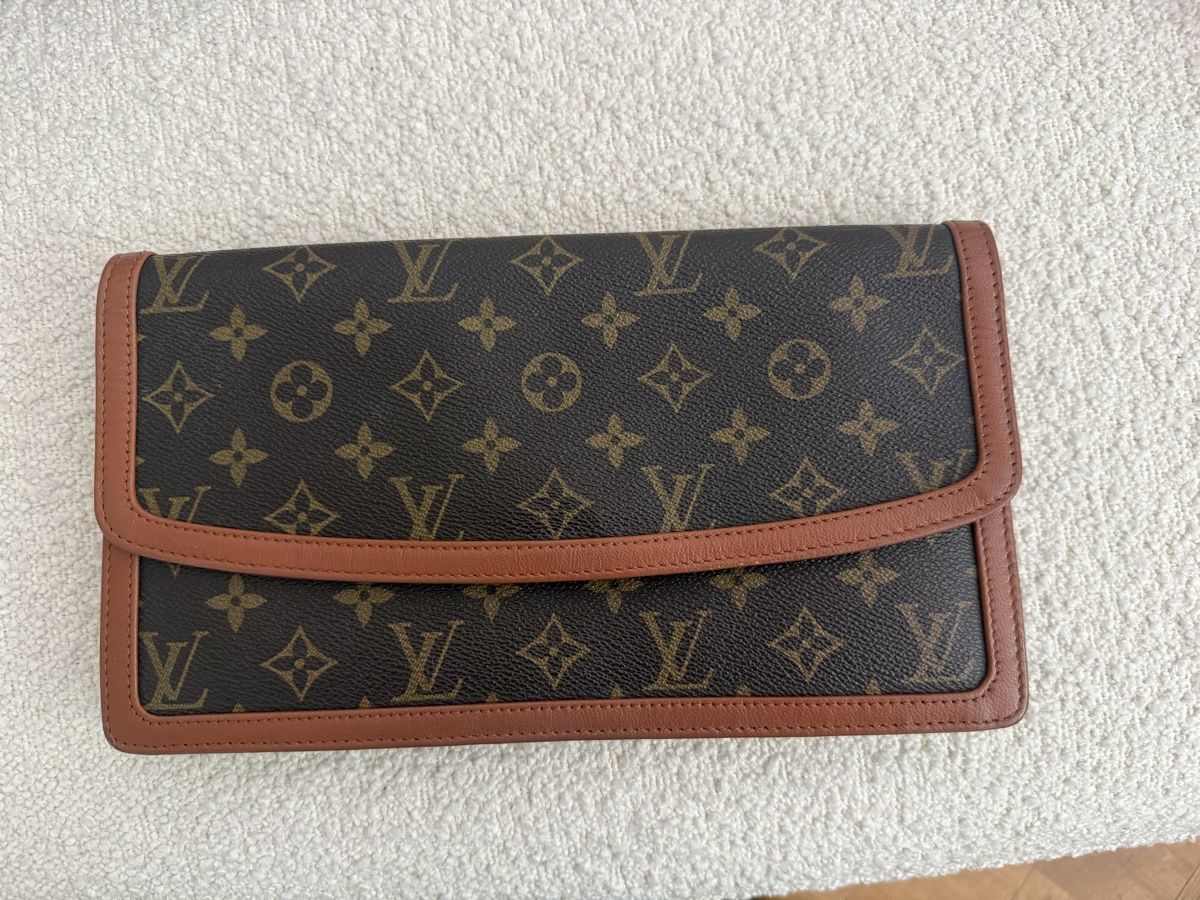 Louis Vuitton Borse da donna: LV Clutch Monogram Canvas Brown Leather Trim - Chic Accessor – Usato da Zürich venduto da dmedina147