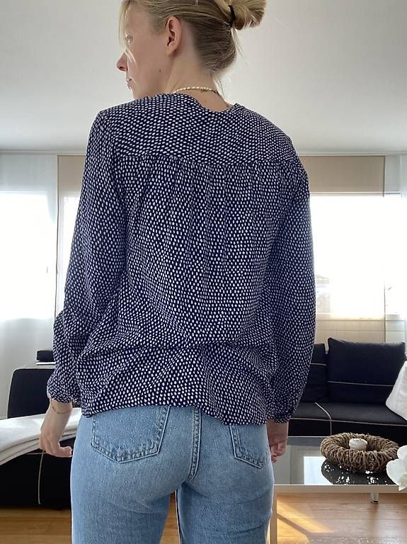 Chemisiers: Blaue Bluse mit weissen Tupfen – D'occasion à Murten par leonie_tutti 2