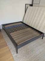 Schlichtes Bett 140x200