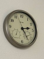 Wanduhr mit Temperatur- und Feuchtigkeitsanzeige